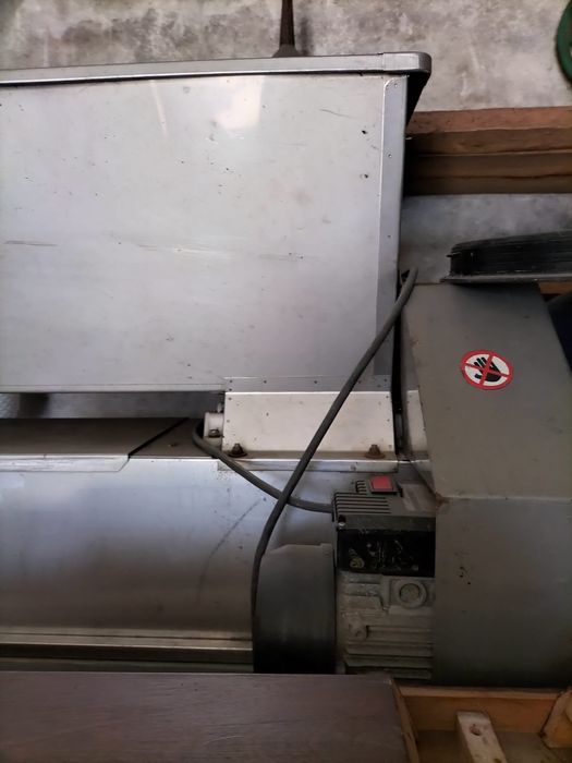 Esmagador com desengaçador de uvas elétrico