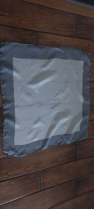 Stylowowa jedwabna apaszka