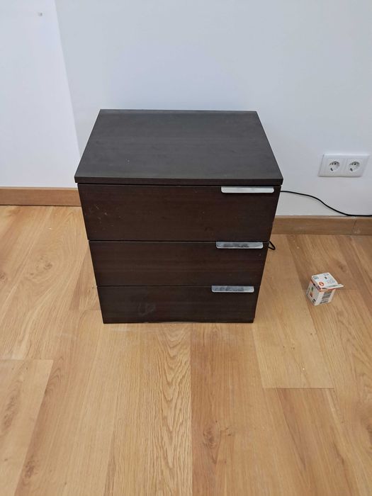 Mesa de cabeceira com gavetas