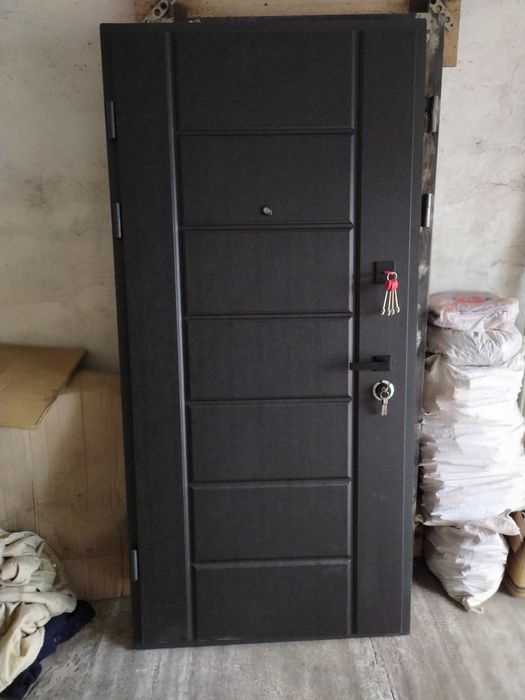 Продам бронированную дверь