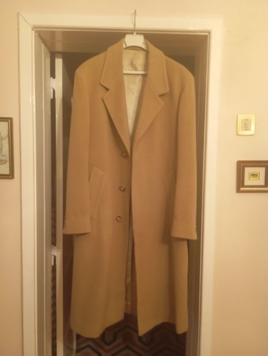 Sobretudo em pura lã cor de camelo e em estado novo