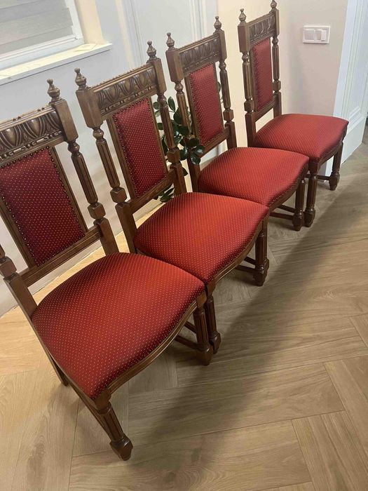 Дерев'яні крісла.