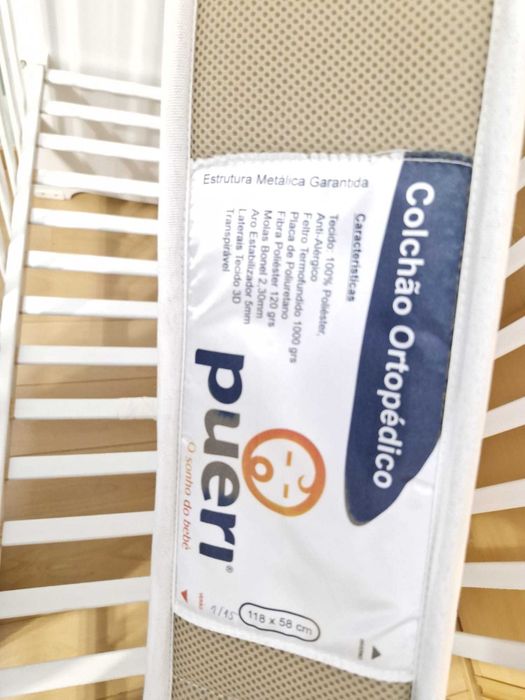 Berço com Colchão Pueri e roupa de cama