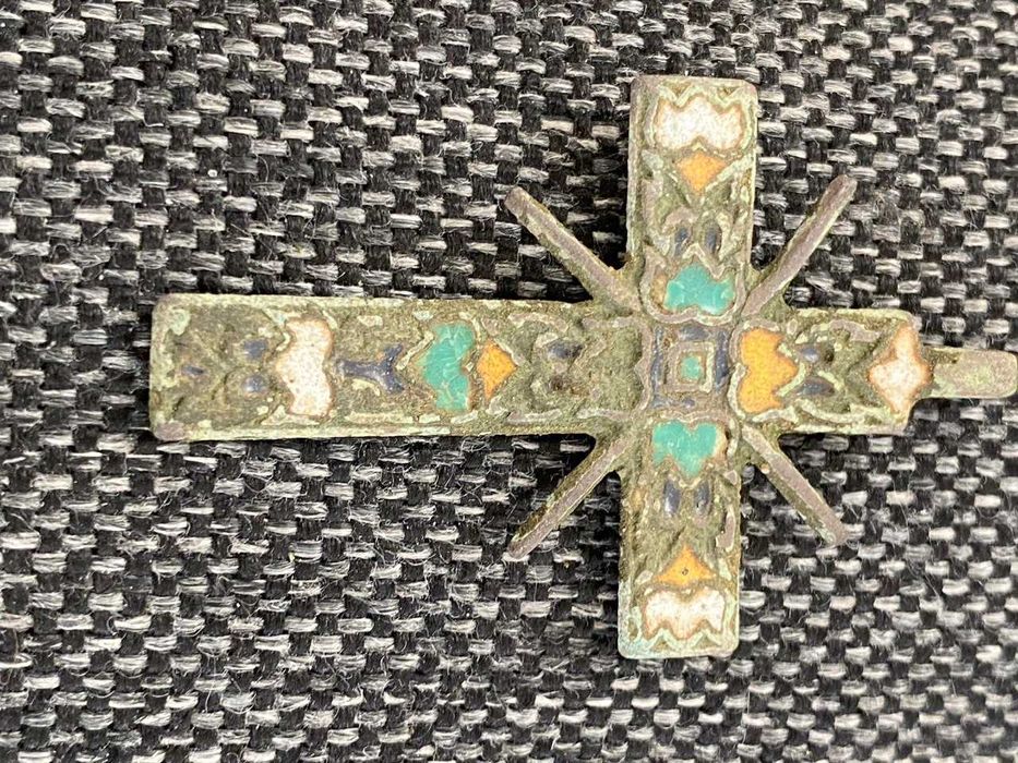 Brązowy, emaliowany krzyż  z XVIII wieku.