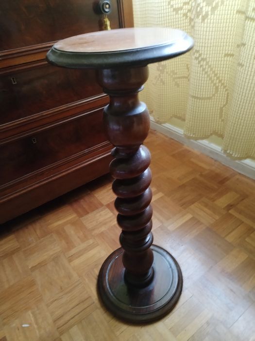 Mesa de apoio muito antiga e em ótimo estado