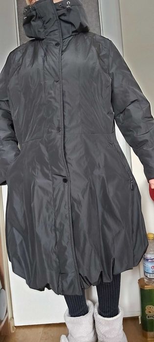 ładna czarna zimowy płaszczyk