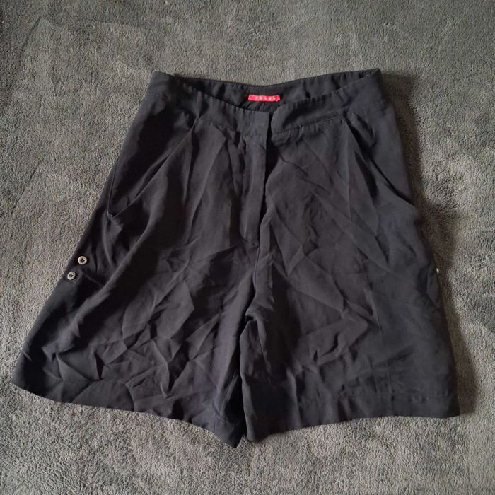 Oryginalne krótkie spodenki PRADA Made in Italy, rozmiar S, czarne, stan indealny
