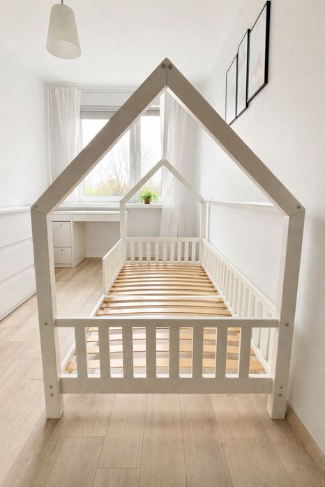 Białe łóżko domek w stylu skandynawskim