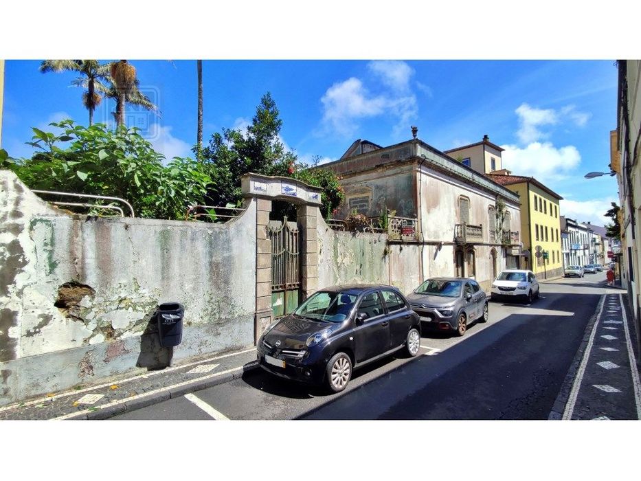 AMPLO EDIFÍCIO - MORADIA para VENDA no centro histórico de Ponta De...