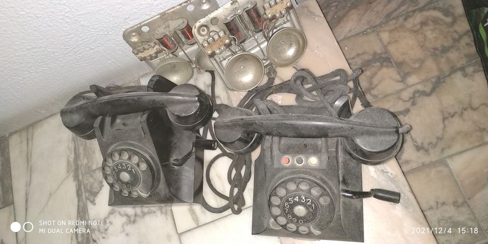Telefones antigos com manivela
