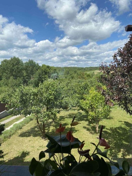 Продається просторий двоповерховий будинок у селі Ярок — ідеальне поєд