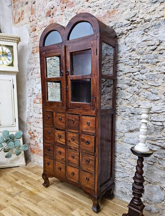 Witryna kolonialna, lite drewno. Z szufladami.