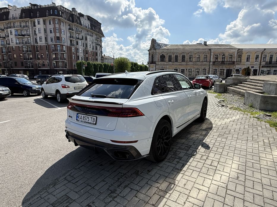 Біла Audi SQ8 2021