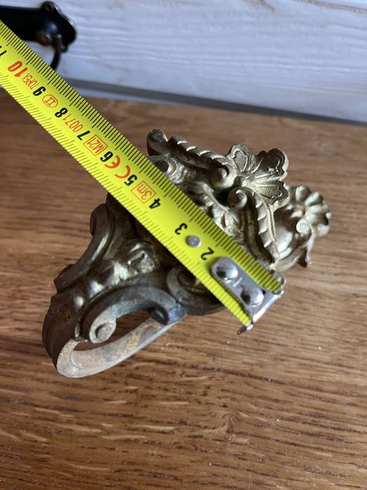 Mosiężny uchwyt ścienny w stylu rokokowym – ozdobny wspornik