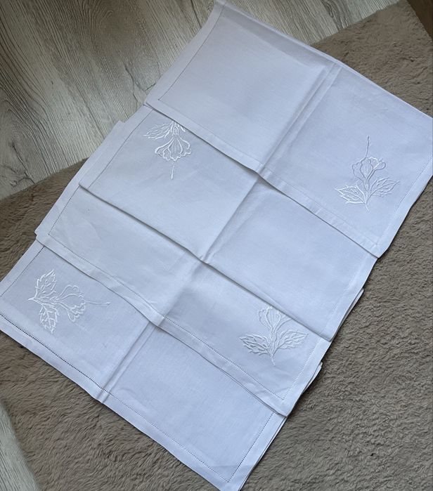 Zestaw 4 serwetki bawełniane białe z haftem