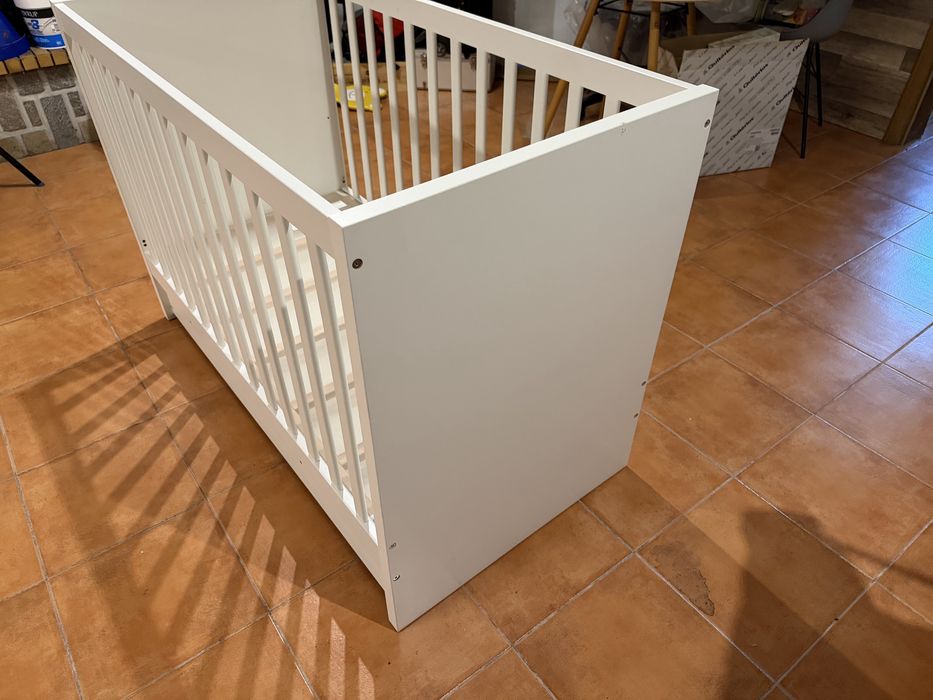 Berço de bebé Ikea branco com colchão e 2 gavetas