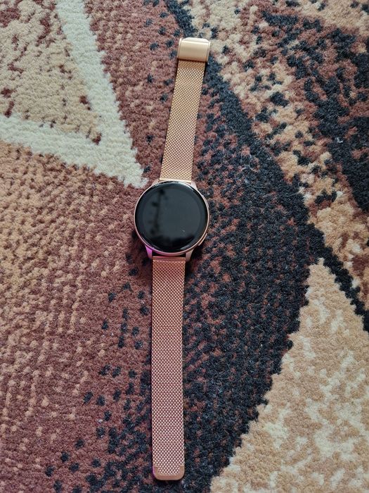 Smartwatch na złotej bransolecie