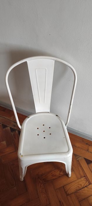 Cadeiras metal brancas e laranjas