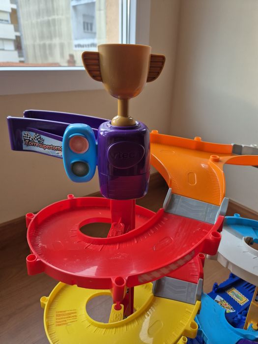 Carros .Torre VTECH  . Brinquedo crianças