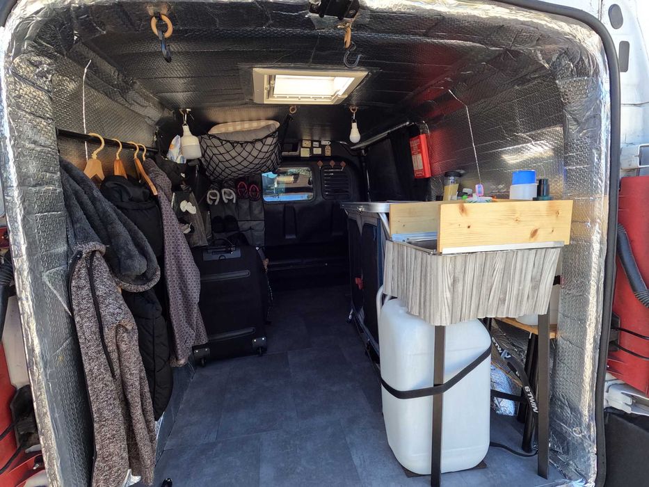 Peugeot Expert, está montada como Campervan, mas facilmente fica como carrinha de carga