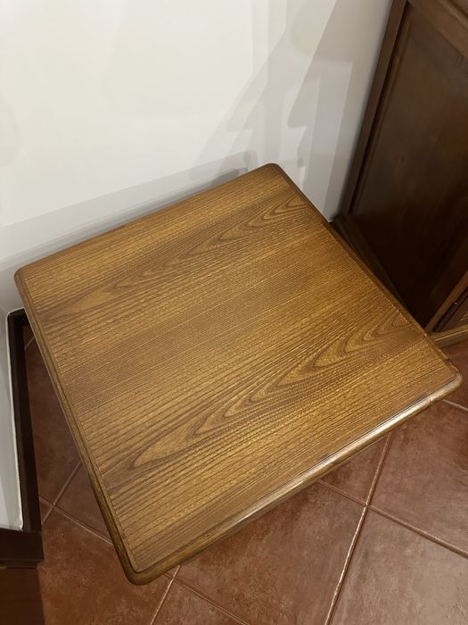 Mesa quadrada com gaveta