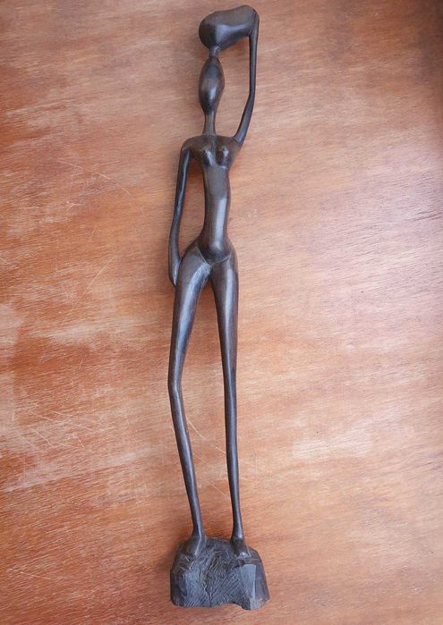 Estatueta em madeira de figura feminina