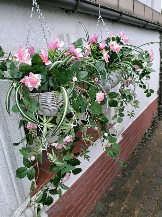 2 szt.Róże pnące w koszu wiszącym sztuczne.