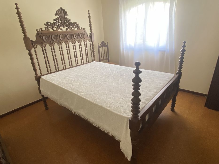 Cama de Casal Clássica em Madeira com Estrado e Colchão