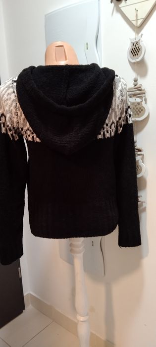 Sweter damski z kapturem