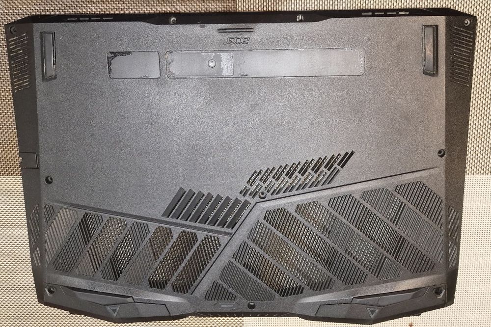 dolna część obudowy laptopa gamingowego Acer Predator Helios 300