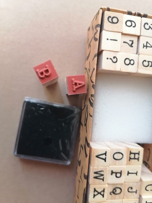 Набор штампов 40 шт. Латиница, цифры + чернильная губка.