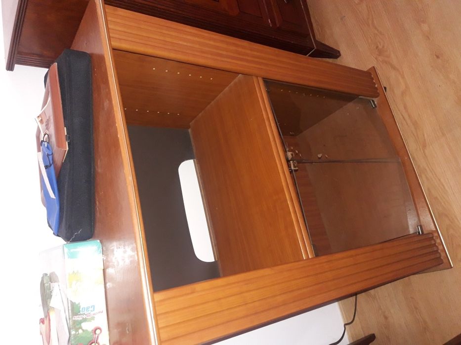 Estante televisão ou aparelhagem ou outra finalidade. Portas em vidro.