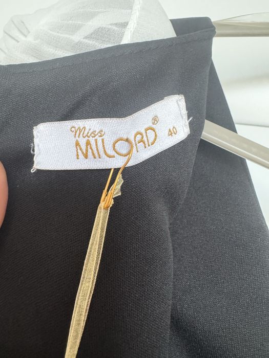 Стильна чорна сукня з білими воланами