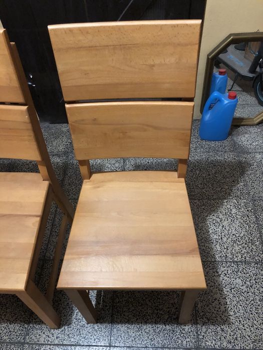 4 krzesła do jadalni i salonu - pełne drewno, wymagają lekkiej naprawy