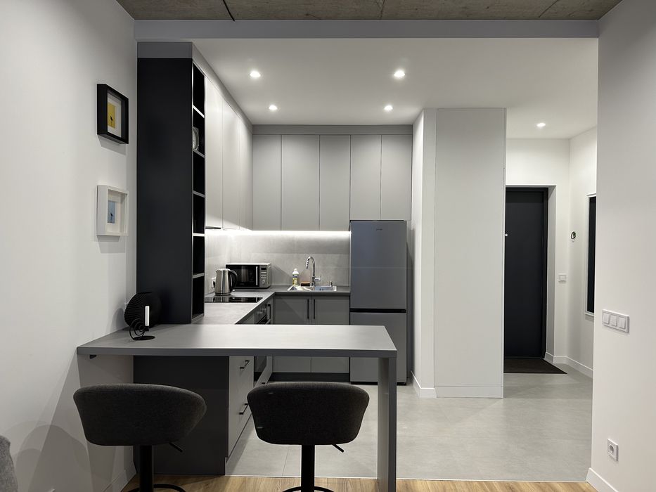 Подобово Авалон, ближній центр