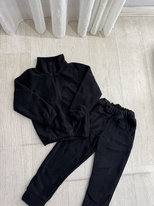 Новий дитячий флісовий чорний костюм 110 розмір