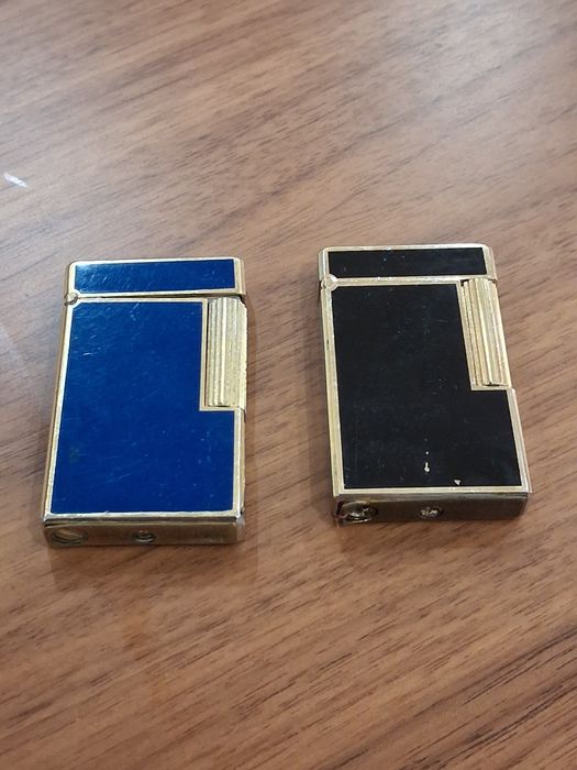 Lote 2 Isqueiros Vintage Must de Cartier – Laca Azul e Preta (Folheados a Ouro)