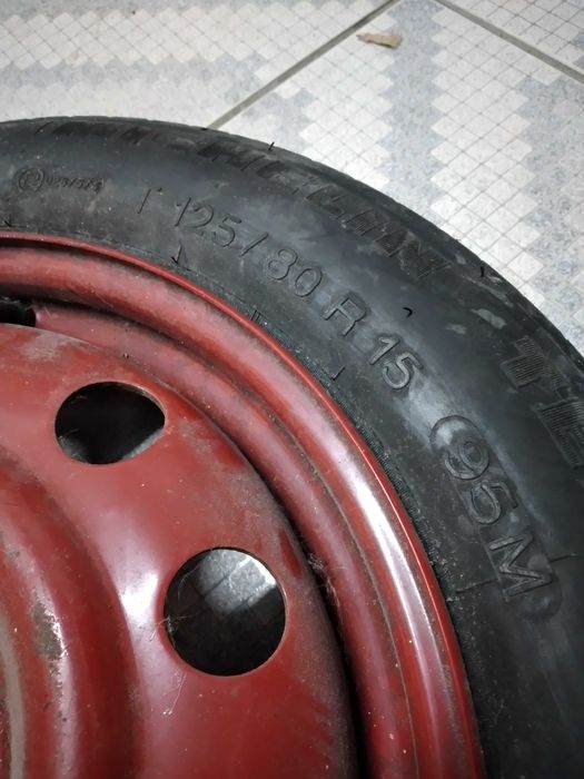 Pneu suplente para carro e macaco