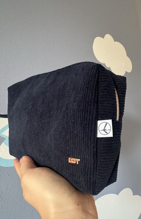 Kosmetyczka z klasy business_Granat_Piękna_