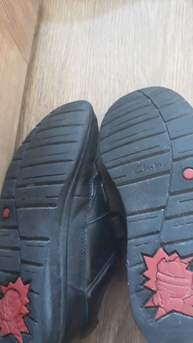 Шкіряні чорні кросівки Clarks, розмір 34