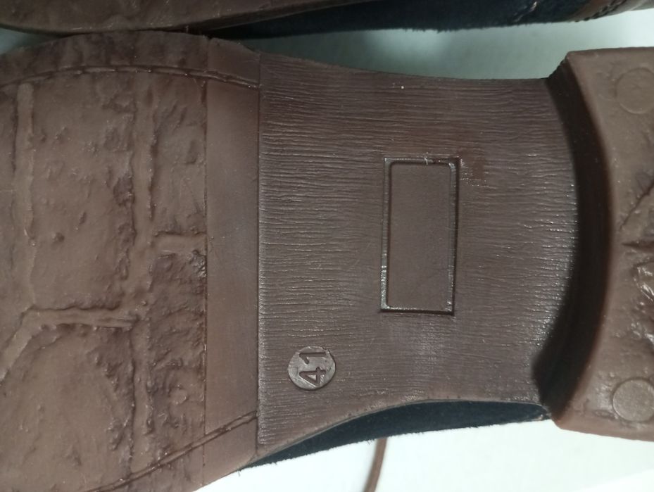 Botas em pele azul escuro e castanho