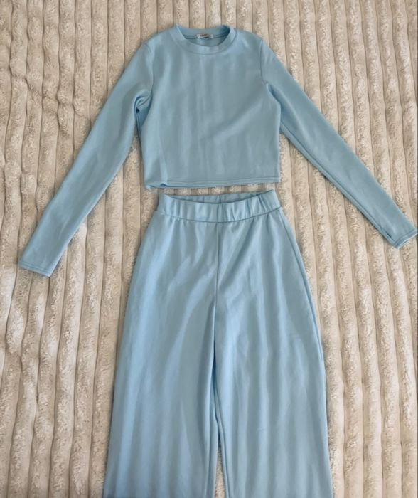 Два жіночі  блакитні костюми