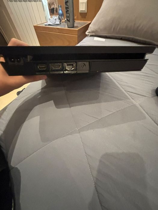 PlayStation 4 com comando incluído