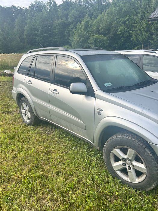 Samochód marki Toyota rav4