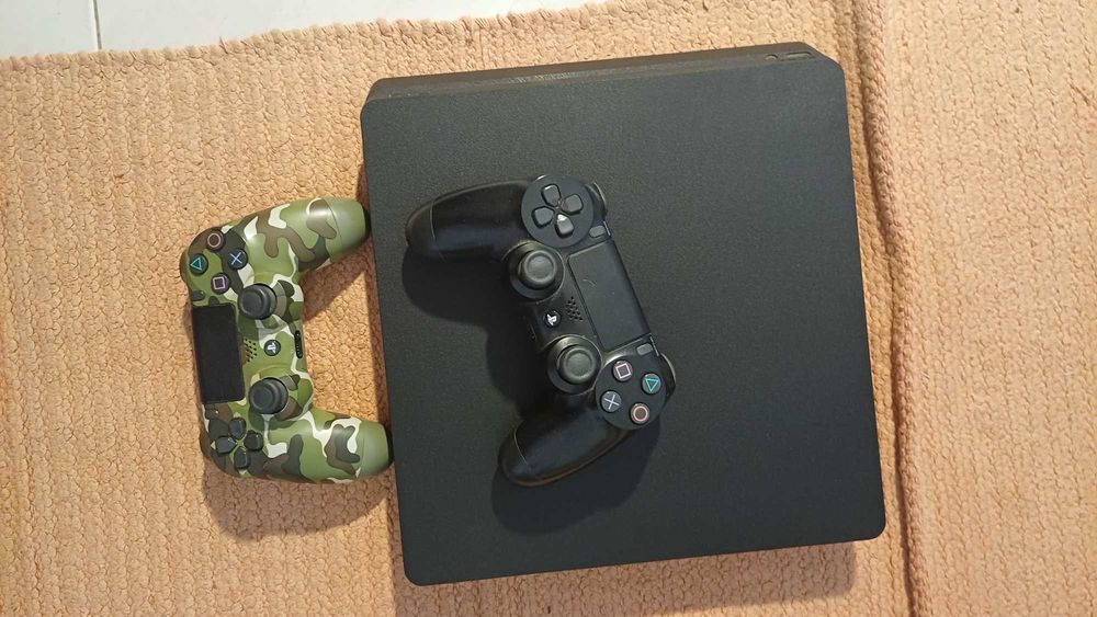 Playstation 4 com 2 comandos