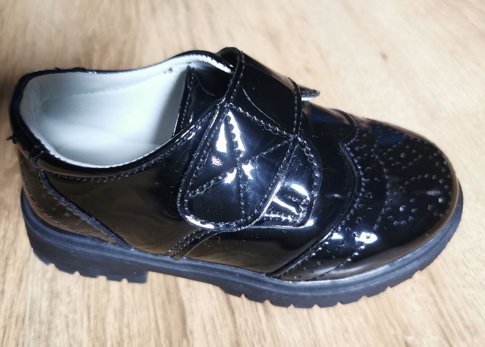 NOWE Buty lakierowane dla człopca czy dziewczynki, rozmiar 25