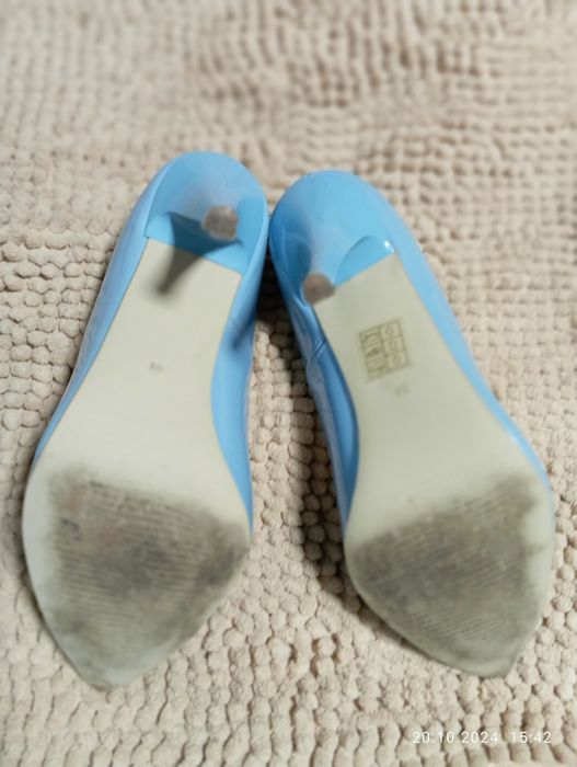 Blekitne lakierowane szpilki