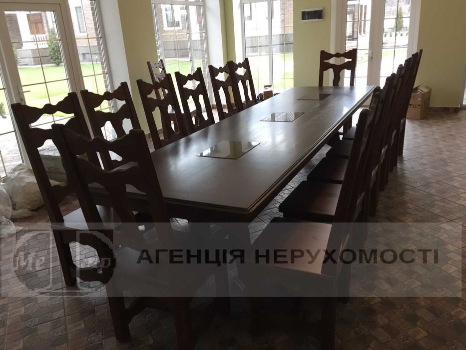 Продається триповерховий будинок.