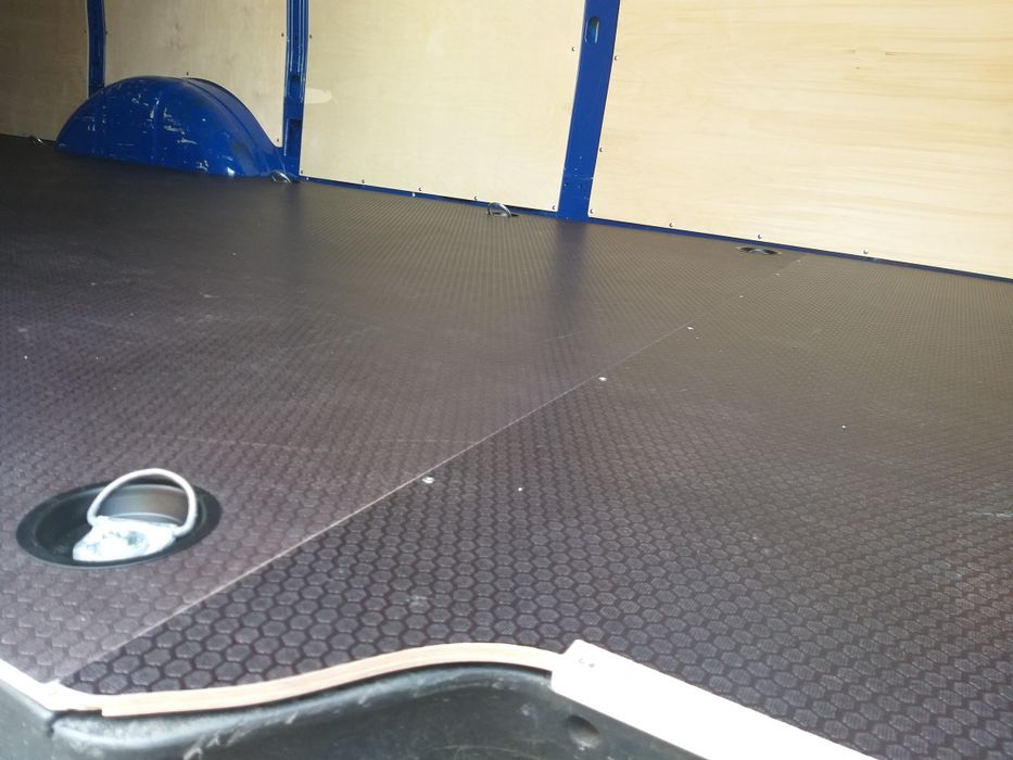 Zabudowa busa, zabudowy busów z tworzywa i sklejki Iveco Daily