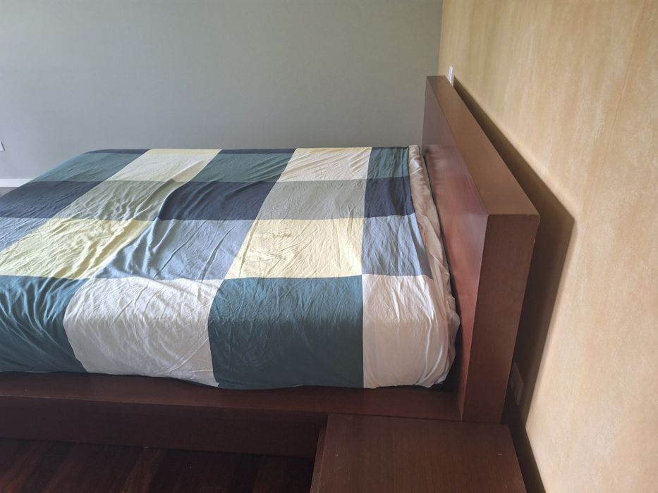 Cama casal  Wengue em madeira maciça